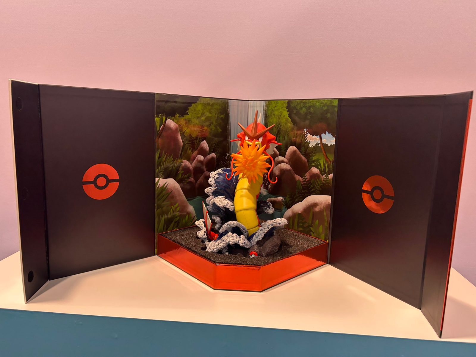 Pokemon Shiny Gyarados Deluxe Figure